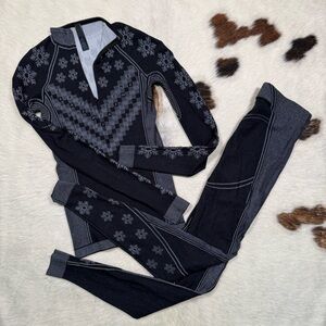 SKIMS Seamless Snowflake Base Layer Set – Size S